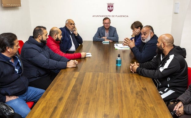 Un momento de la reunión de los vendedores ambulantes con Pérez Escanilla. 