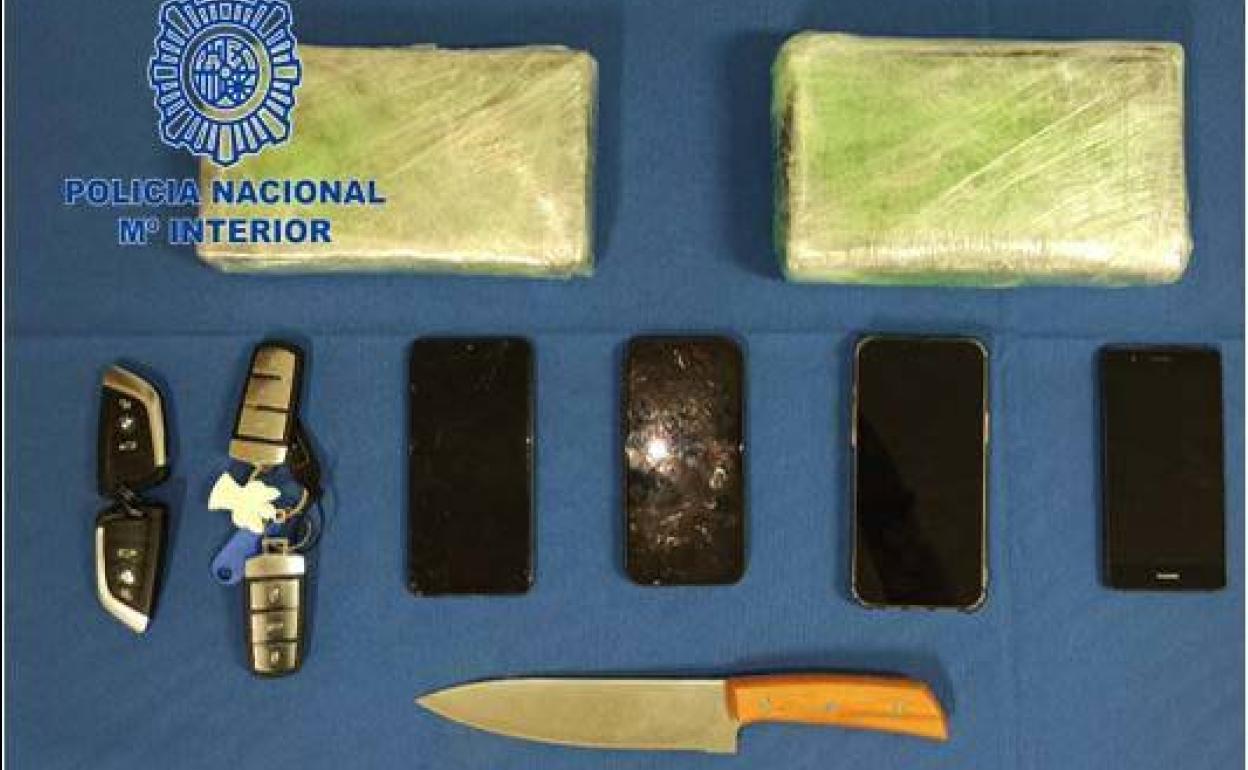 Embisten a un coche policial e intentan echar a otro de la calzada en una operación antidroga en Badajoz