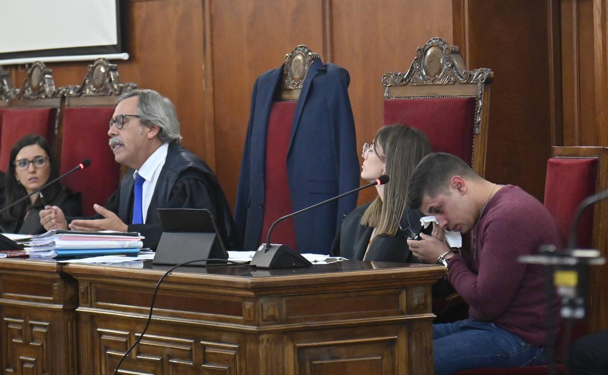 El procesado se emocionó cuando González de Vallejo habló de las dificultades que ha pasado su familia.
