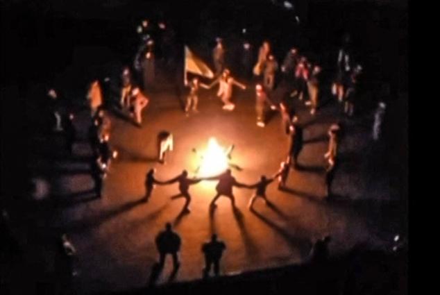 Esta captura de pantalla de un vídeo facilitado por la 28ª brigada mecanizada de las Fuerzas Armadas ucranianas el 12 de noviembre de 2022 muestra a los habitantes de la ciudad de Jersón, en el sur de Ucrania, bailando alrededor de una hoguera y cantando 'Chervona Kalyna', una canción patriótica ucraniana, mientras celebran la entrada de las Fuerzas Armadas de su país en la ciudad tras la retirada rusa.