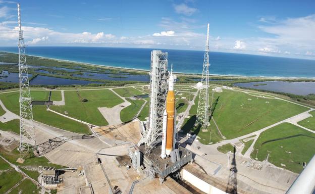 Vista del SLS y la nave espacial Orion en la plataforma de lanzamiento 39B, en el Centro Espacial Kennedy de la NASA, en Florida, el 15 de septiembre de 2022.