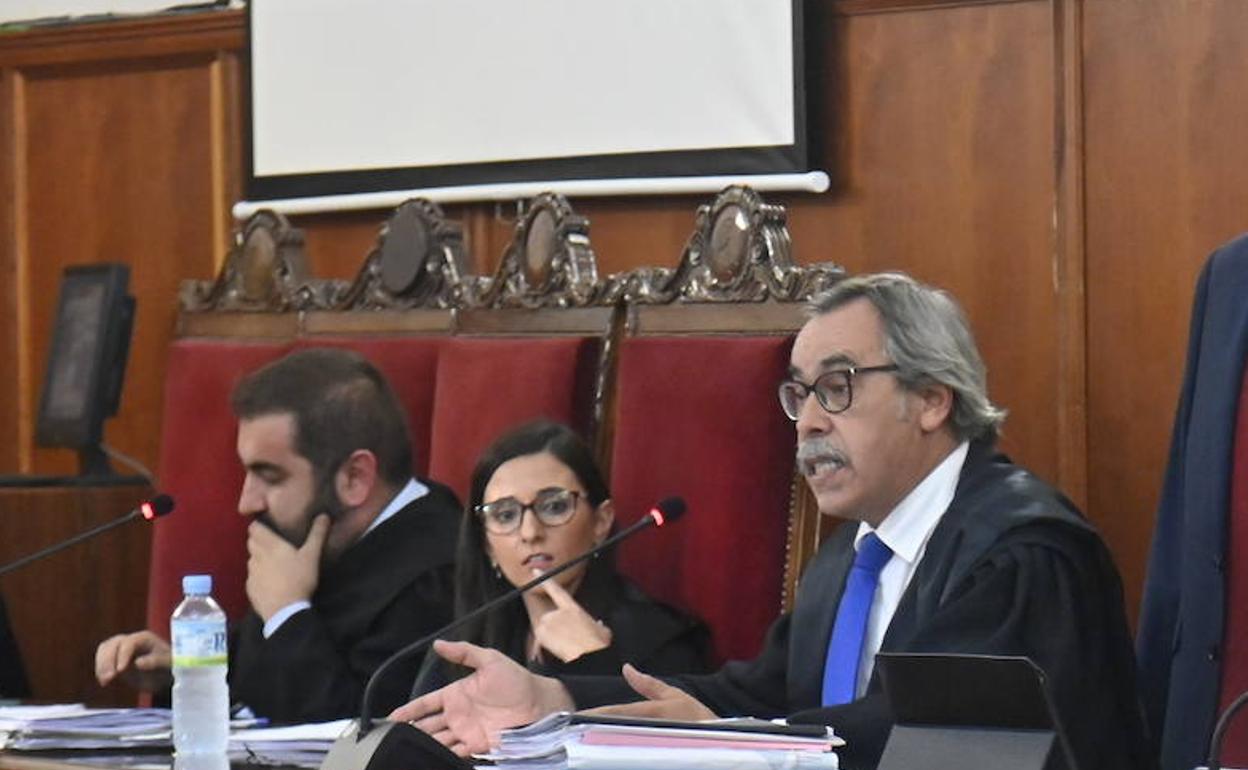 Cumbres y Ruiz, acusaciones particulares, y González de Vallejo, de la defensa. Encima, la pantalla.