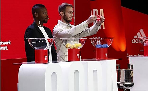 A la derecha, Javi Montoya, portero del Mérida, este miércoles en el sorteo.