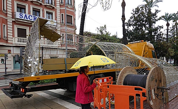 Decoración navideña en la avenida de Huelva, este miércoles. 