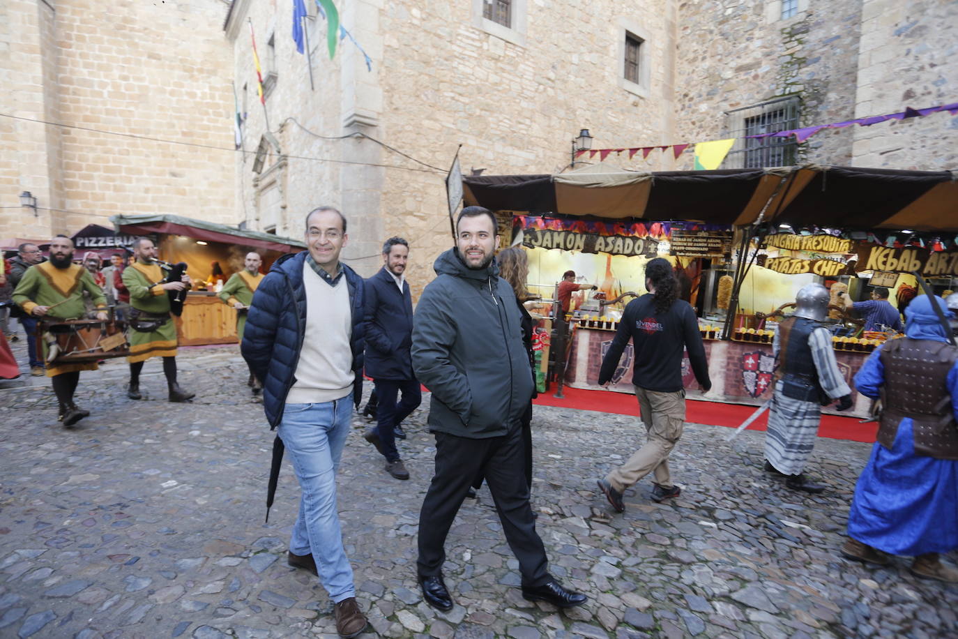 El alcalde Luis Salaya junto a Rafael Mateos, portavoz municipal del PP, en el Mercado Medieval