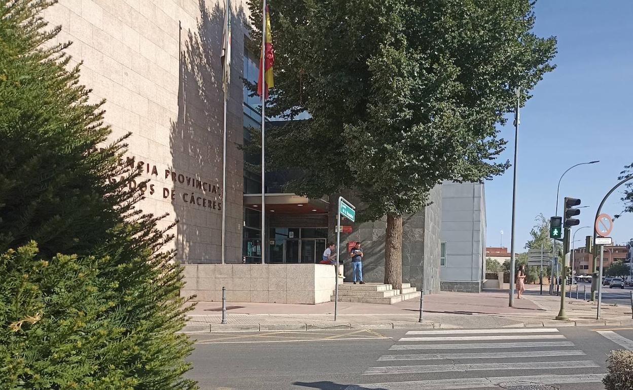 Exterior de la Audiencia Provincial de Cáceres. 