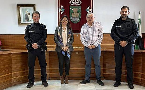 Los nuevos policías, junto al alcalde y la secretaria-interventora de Alconchel, el día que tomaron posesión. 