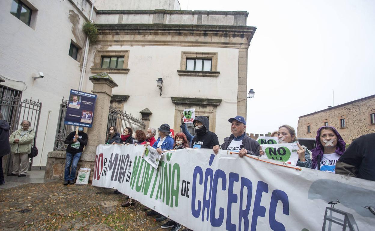 Participantes en la protesta contra la mina de litio a las puertas del Ayuntamiento antes del pleno. 