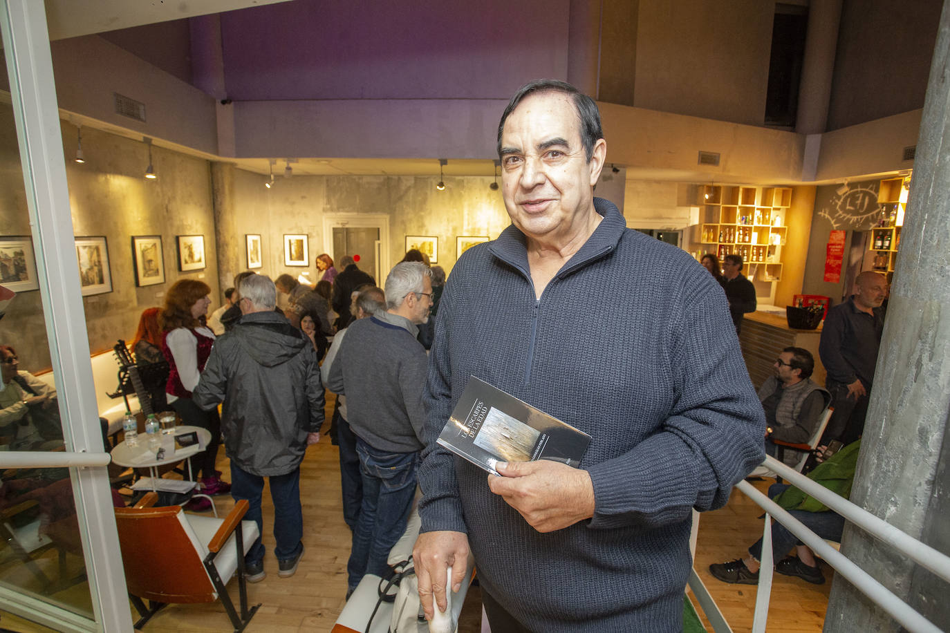 Gregorio González presentó su poemario