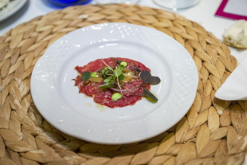 VERSÁTIL. Carpaccio de IGP Ternera de Extremadura con lascas de queso DOP Acehuche con vinagreta de trufa negra, hierbas aromáticas y aceite Gata-Hurdes DOP y salsa a la mostaza y miel Villuercas- Ibores DOP. 