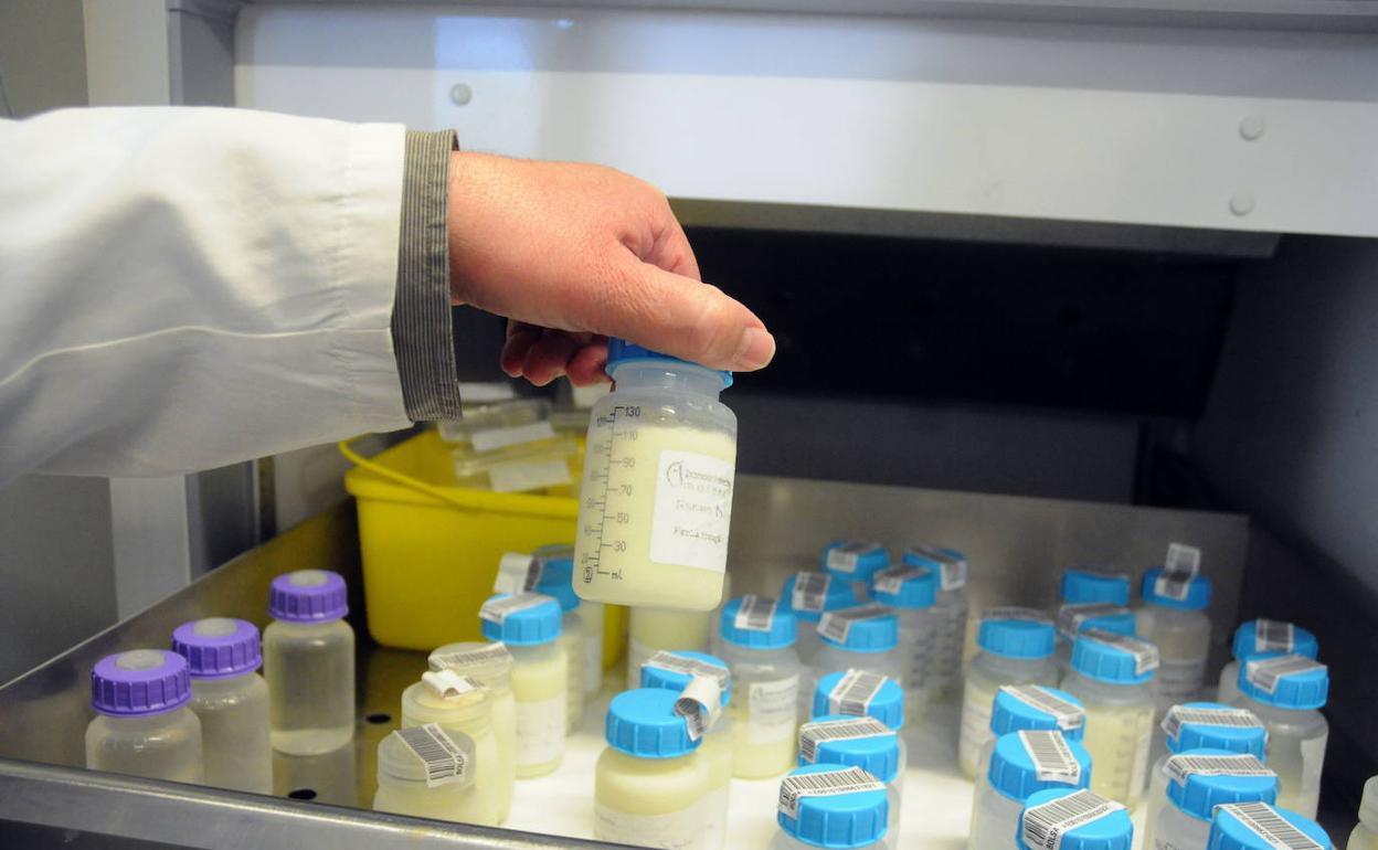 Imagen de archivo de leche materna almacenada en el banco regional de sangre. 