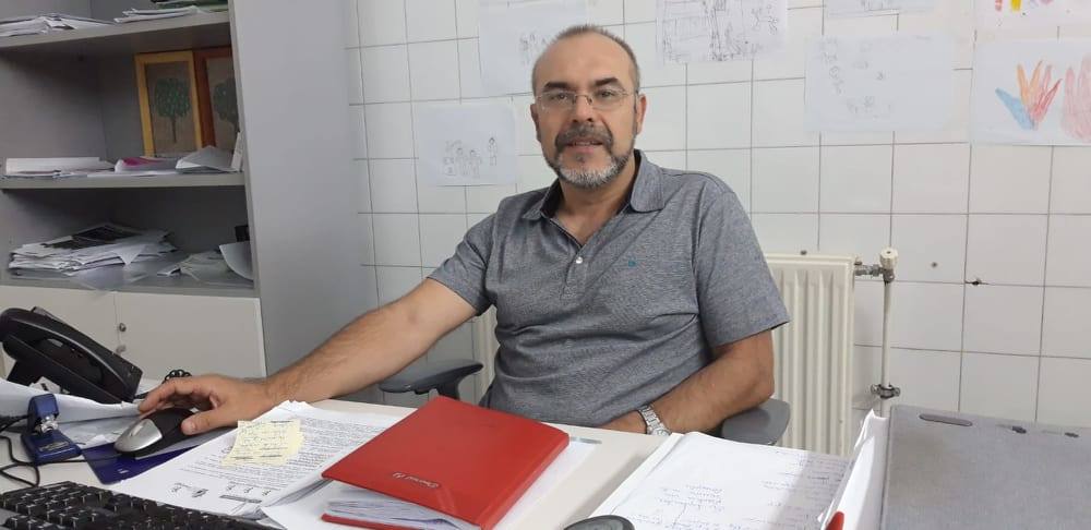 José Serrano, en su despacho del Servicio de Atención a las Familias de Olivenza. 