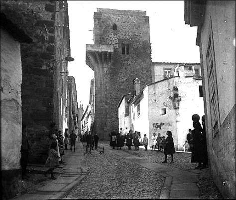 Fotografía de la zona de la Puerta de Coria realizada por el Conde de Polentinos hacia el año 1900, cuando ya se había derribado.