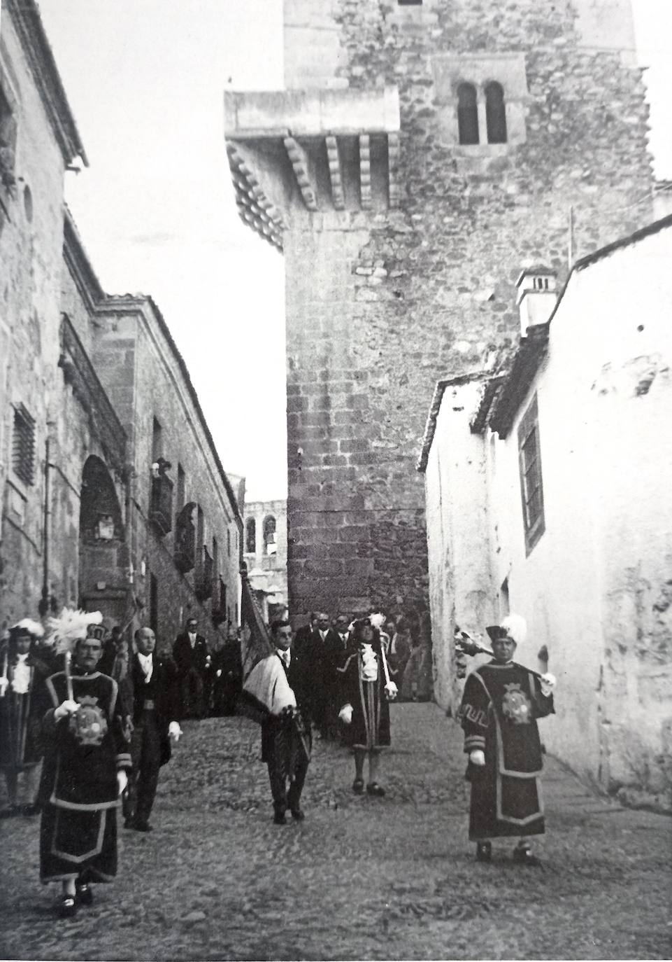 El mismo lugar en el año 1973, en una procesión cívica por el hermanamiento de Cáceres y Santiago de Compostela. A la derecha se aprecia que seguían en pie las casas bajas de esa zona.