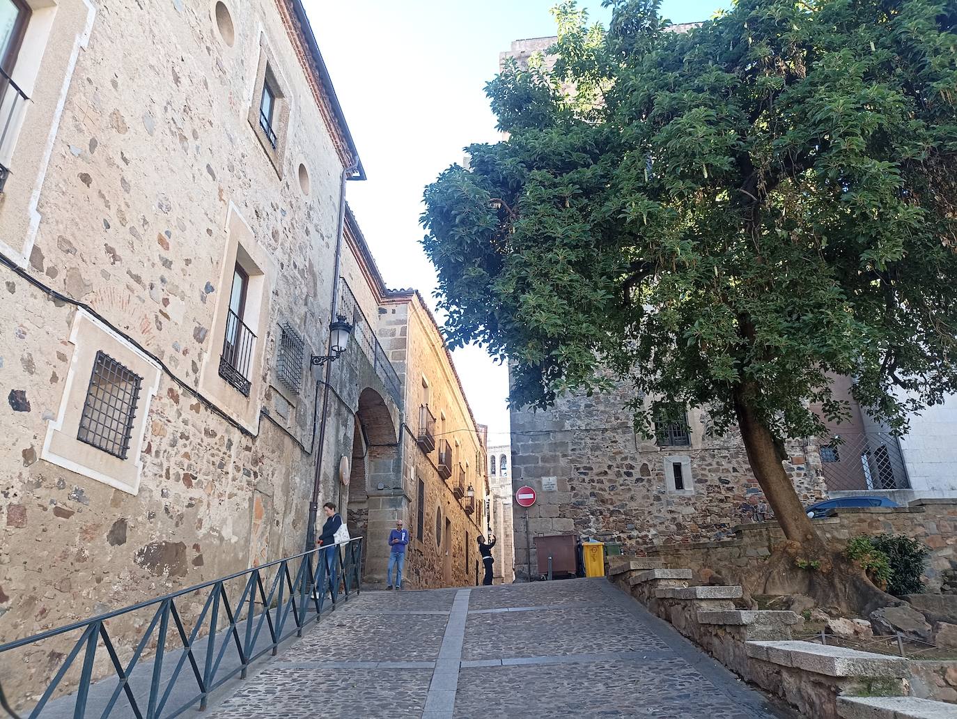 Se derribaron las casas de la derecha, y se hizo un jardín pequeño con un gran árbol. El árbol se quiso quitar, pero se mantuvo tras las protestas de los vecinos.
