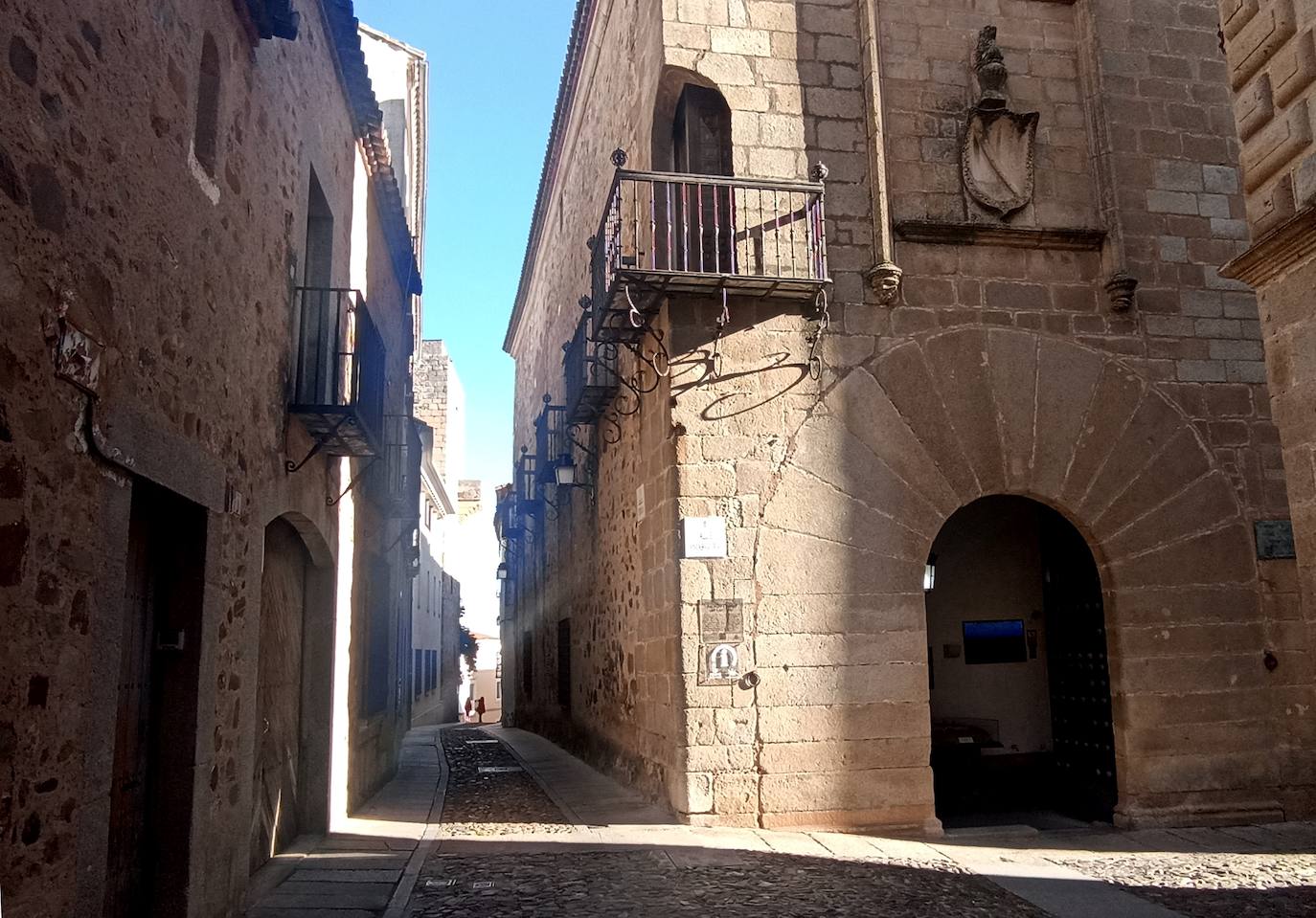 Entrada a la calle Tiendas desde la Plaza de Santa María.