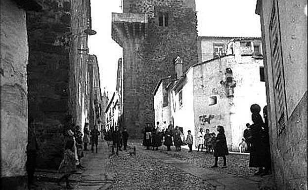 Imagen. La zona de la Puerta de Coria hacia el año 1900, al poco de perder el arco. 