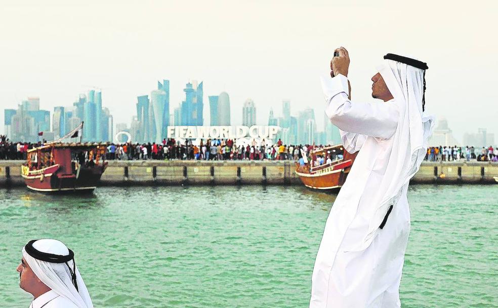 Una persona fotografía Doha desde 'La Corniche', uno de los lugares de moda