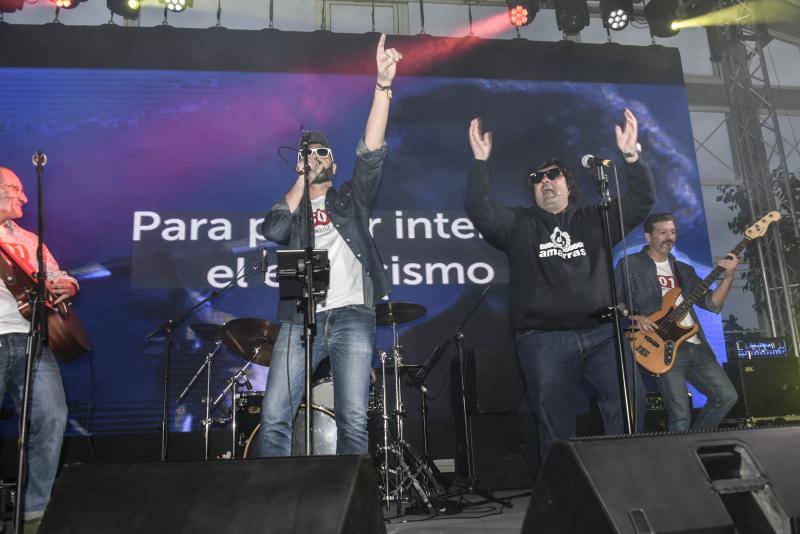 Fotos: ¿Conoces a los asistentes de la fiesta de los noventa en Badajoz?