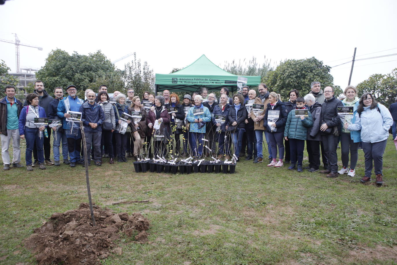 Fotos: Plantación de 38 olmos resistente a la grafiosis en la &#039;Ribera de la comunicación&#039;