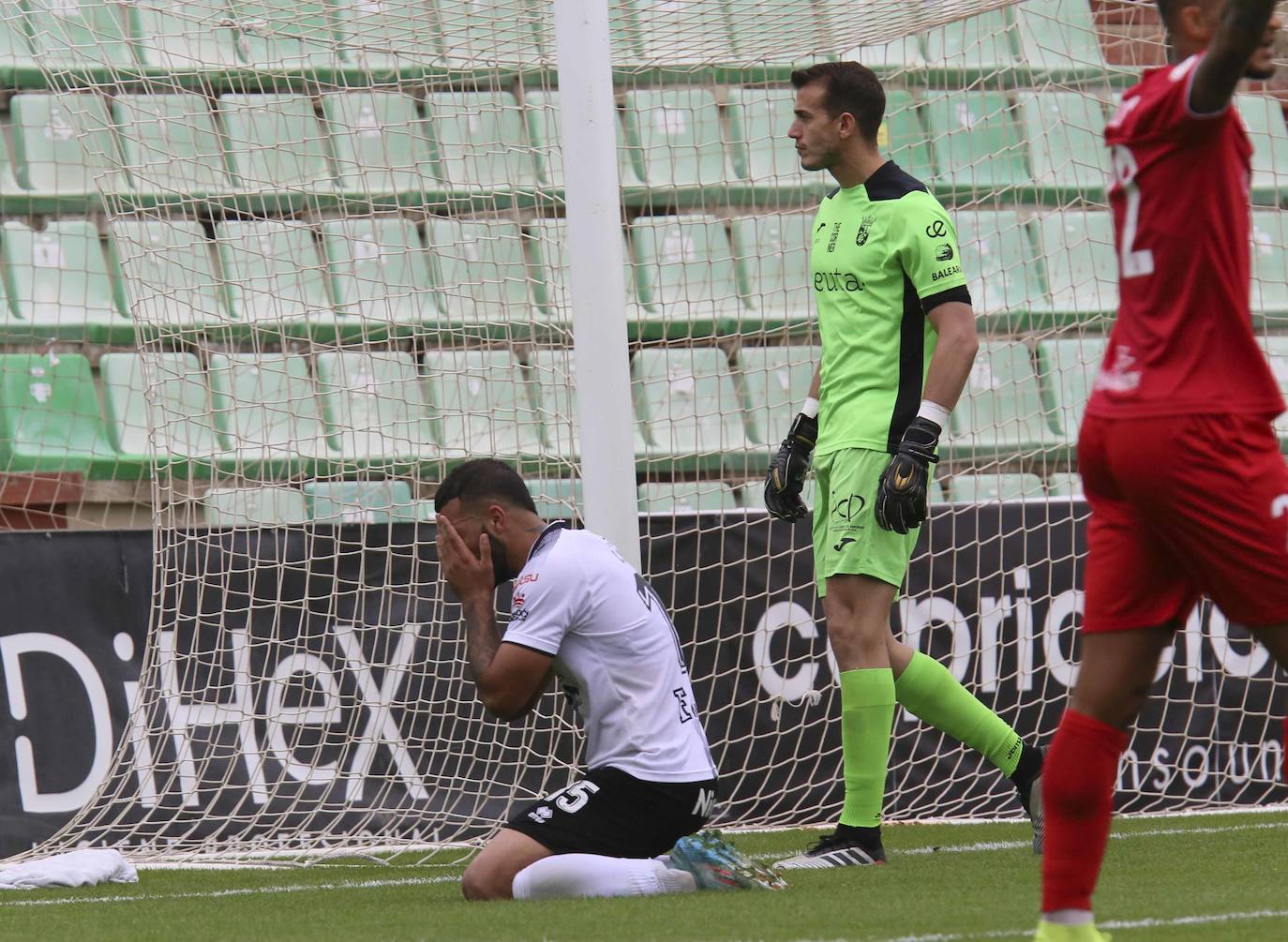 Imagen del partido disputado entre el Mérida y el Ceuta. 