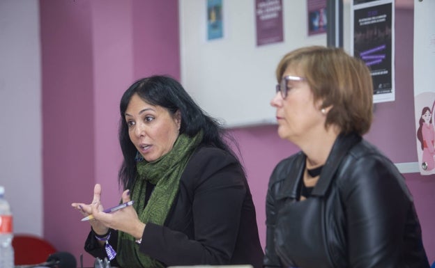 Estela Contreras (izquierda), directora del IMEx y Cristina Lancho, directora de la Casa de la Mujer de Cáceres, en una rueda de prensa el martes en este espacio. 