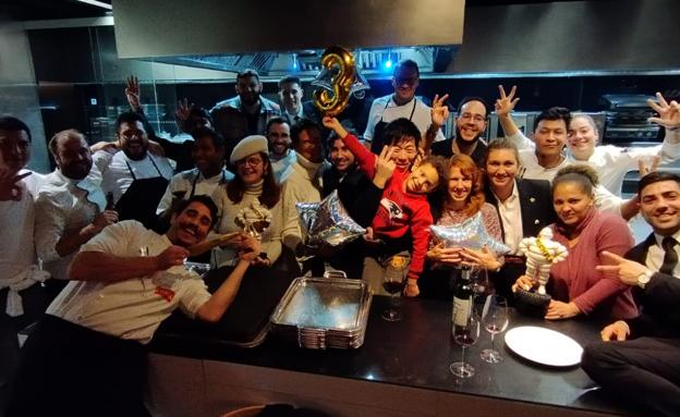 El equipo de Atrio celebra en la cocina la tercera estrella Michelin