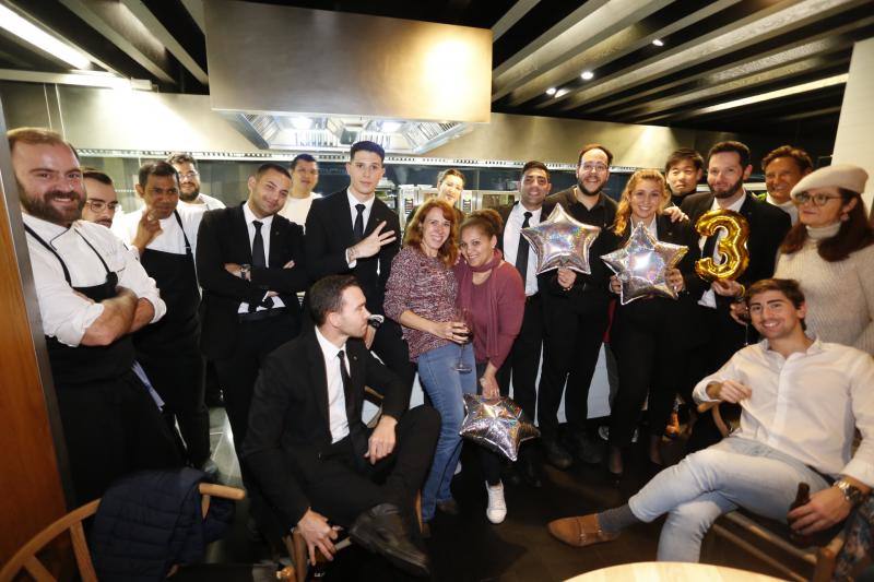 El equipo de Atrio celebra las tres estrellas Michelin.