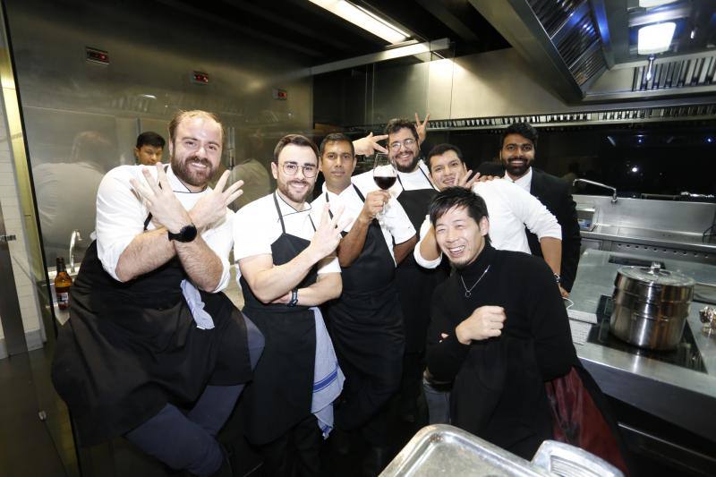Celebrando la tercera estrella Michelin en la cocina de Atrio tras el anuncio del galardón.