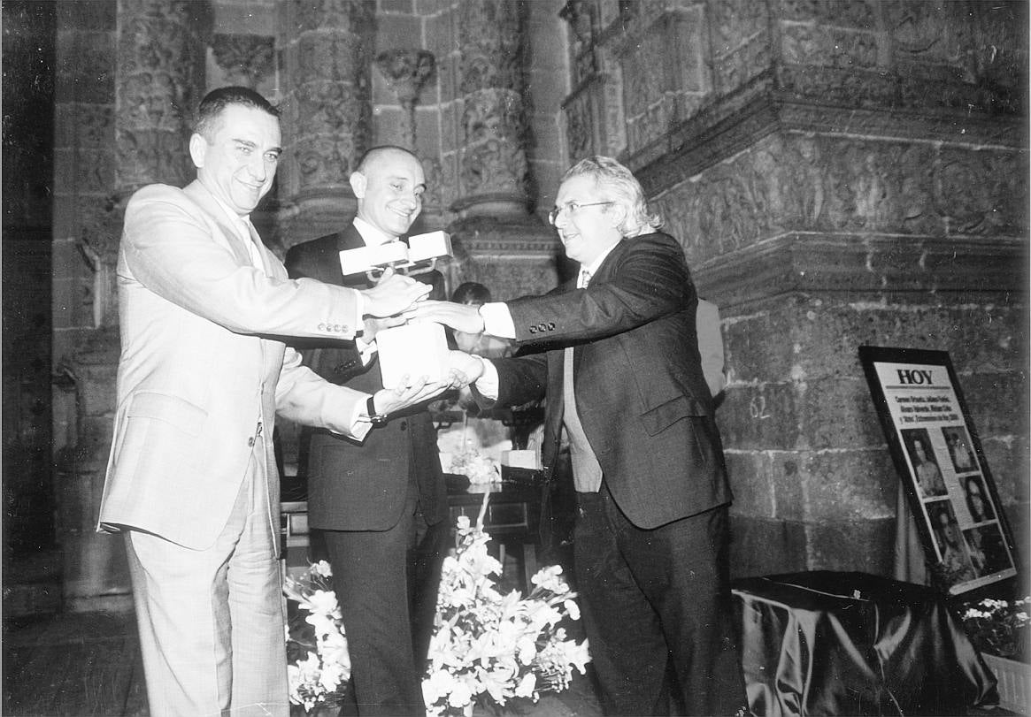 Los empresarios reciben de manos del periodista Sergio Lorenzo el premio Extremeños de HOY en el 2000.