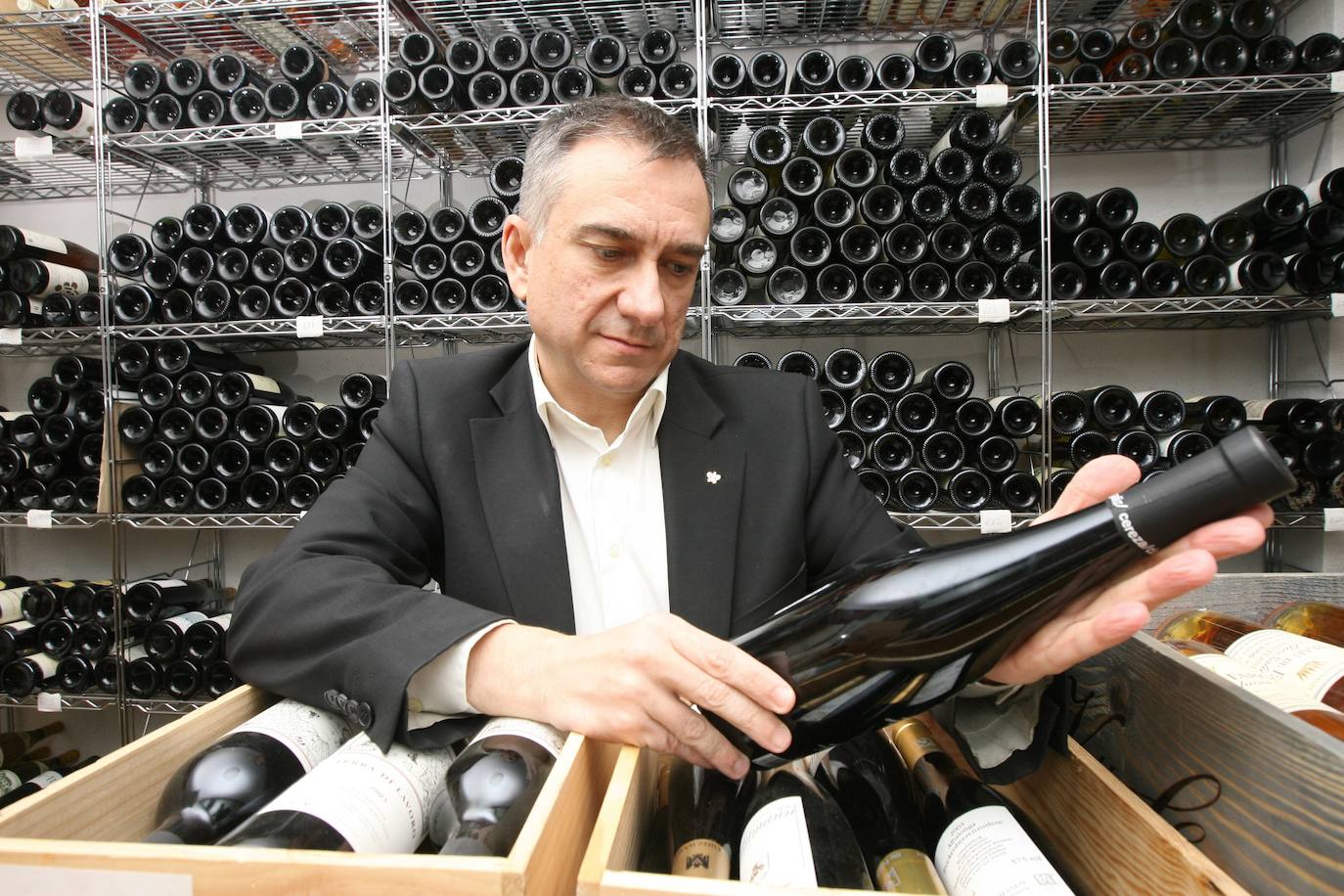 José Polo organizando las referencias de su bodega en 2010.