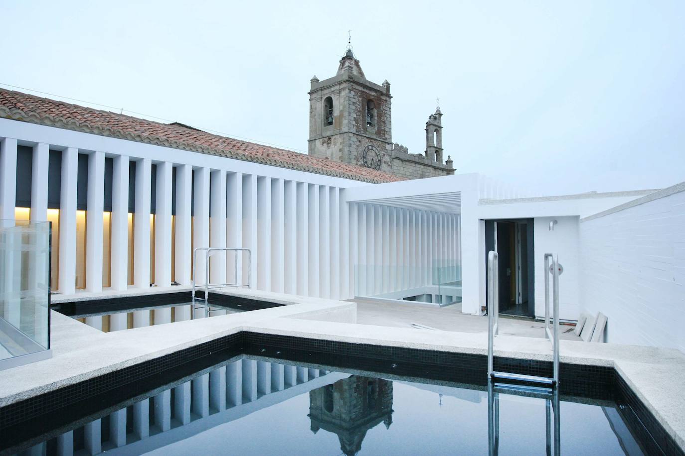 Imagen del solarium del Hotel Atrio en San Mateo, inaugurado en 2010.