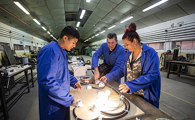 De izquierda a derecha, los alumnos Juan Manuel Flores, Juan Núñez y Consuelo Pastoriza. 