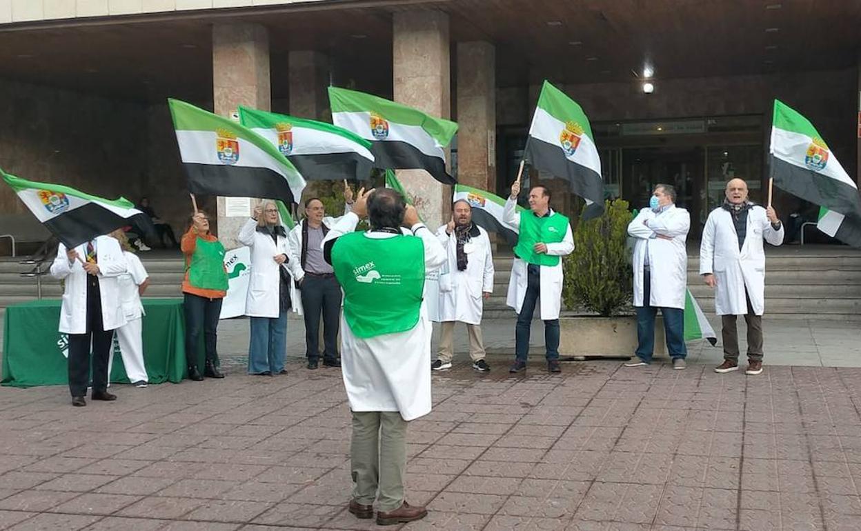 Protesta de médicos en el Hospital Universitario de Badajoz.