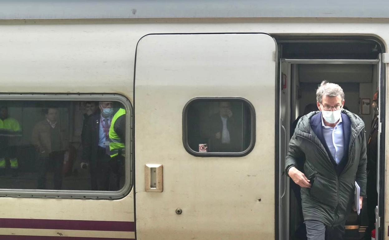 Feijóo hace parada en Cáceres: «Extremadura merece un tren digno de alta velocidad»