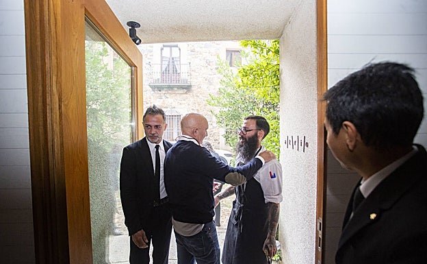 Pérez charla con Alberto Montes, responsable del área de I+D del restaurante, a su llegada. 