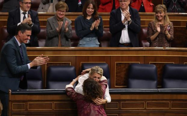 Yolanda Díaz felicita a María Jesús Montero en medio de los aplausos de Pedro Sánchez y las bancadas de PSOE y Unidas Podemos. 