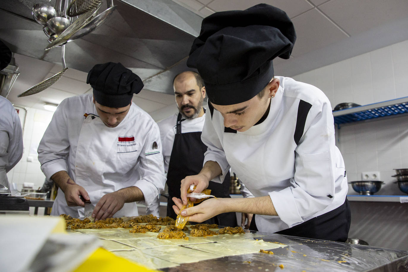 Juan José supervisa el trabajo de sus alumnos. 