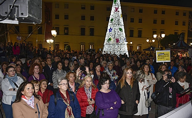 Cientos de personas en la plaza de San Atón de Badajoz rechazan la violencia contra la mujer.