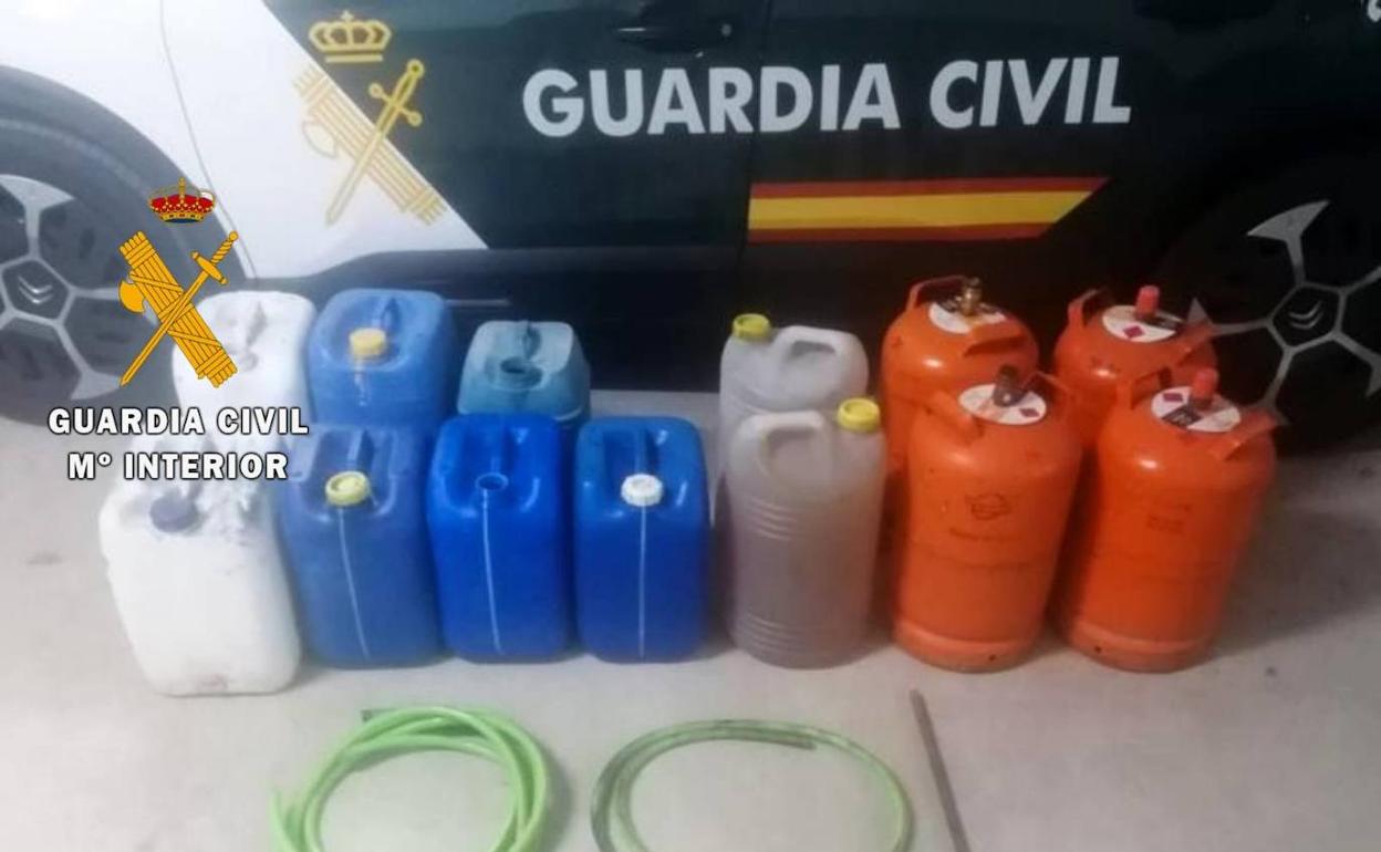 Combustible y bombonas de butano robados en Valencia de Alcántara por los presuntos autores de la oleada delictiva en la localidad. 