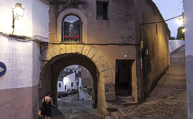 El cruado del Cristo crucificado en la Puerta del Río o Arco del Cristo. 