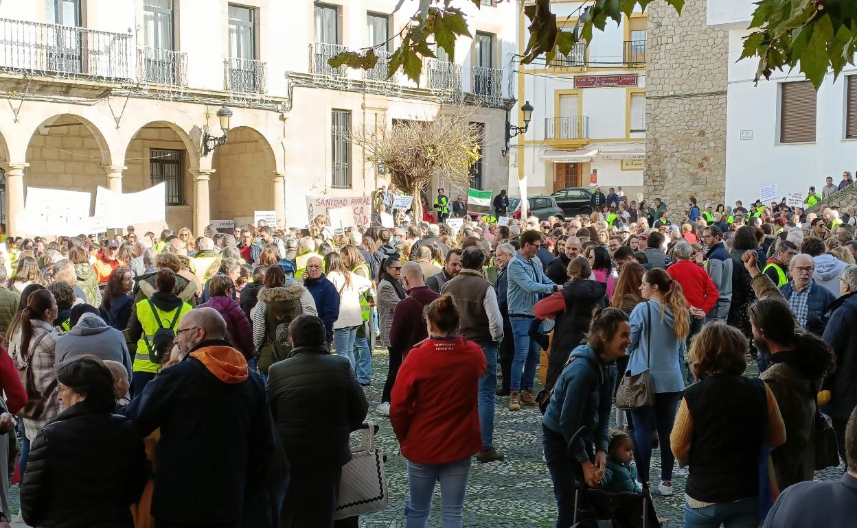 Los vecinos han tomado las calles para pedir mejoras en la Sanidad. 