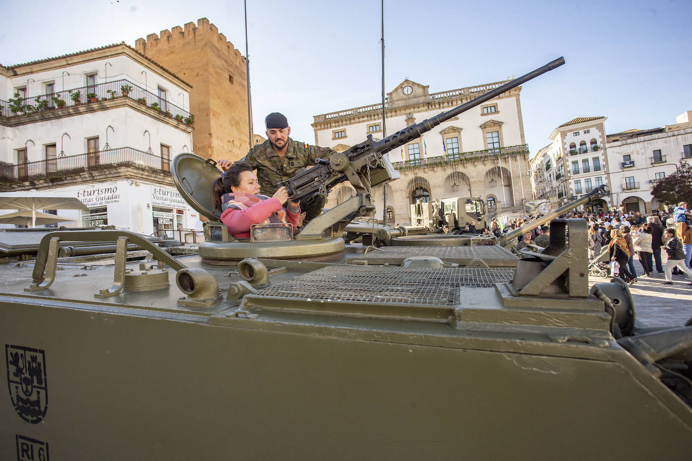 Fotos: Vehículos de combate en el Casco Histórico de Cáceres