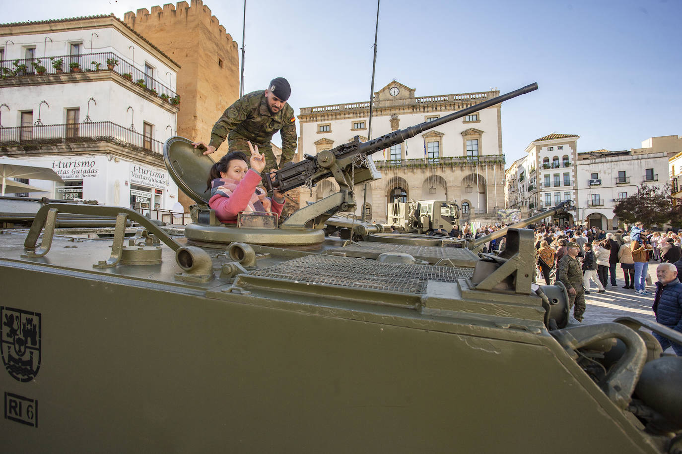 Fotos: Vehículos de combate en el Casco Histórico de Cáceres