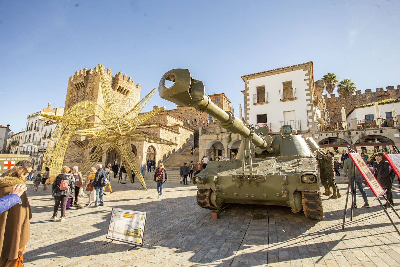 Fotos: Vehículos de combate en el Casco Histórico de Cáceres