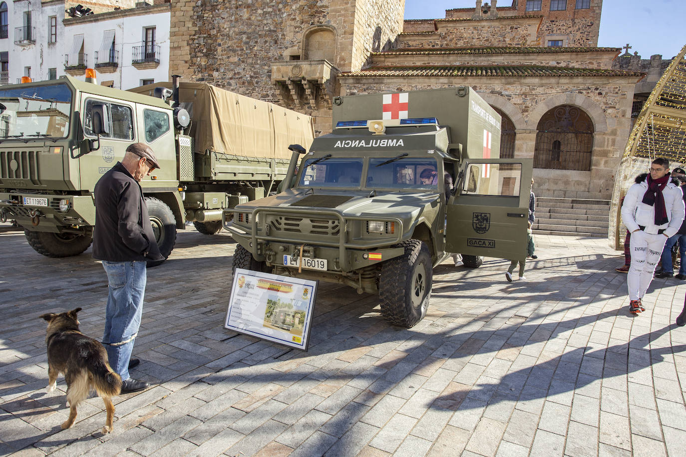 Fotos: Vehículos de combate en el Casco Histórico de Cáceres