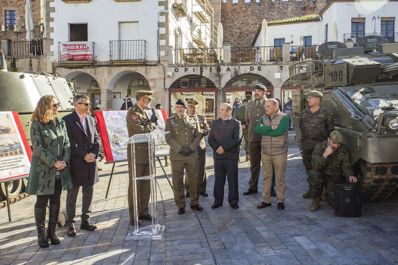 Fotos: Vehículos de combate en el Casco Histórico de Cáceres
