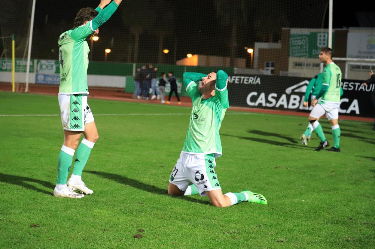 Perero y Javi Pérez celebran el gol del triunfo contra el Estepona. 