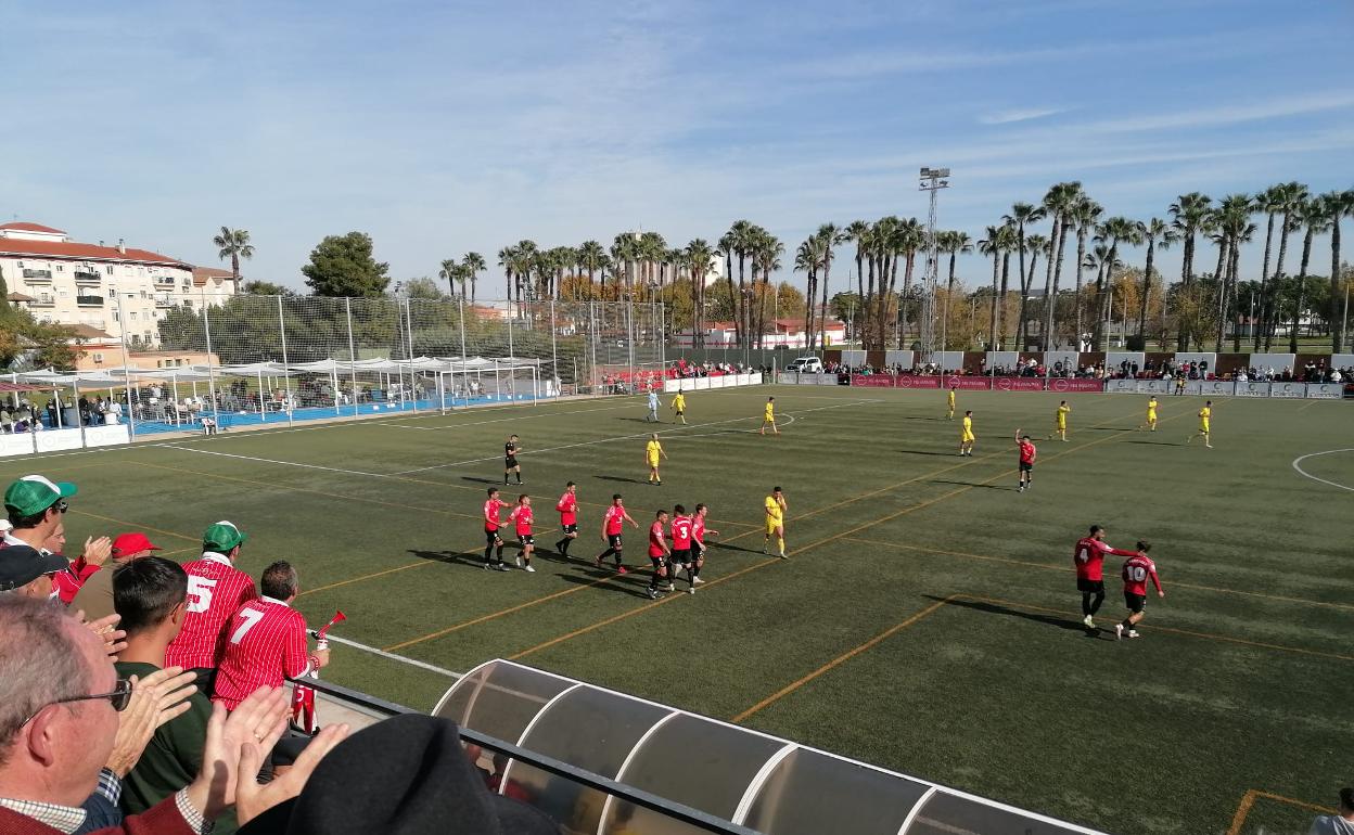 Los jugadores del Montijo celebran uno de los goles.