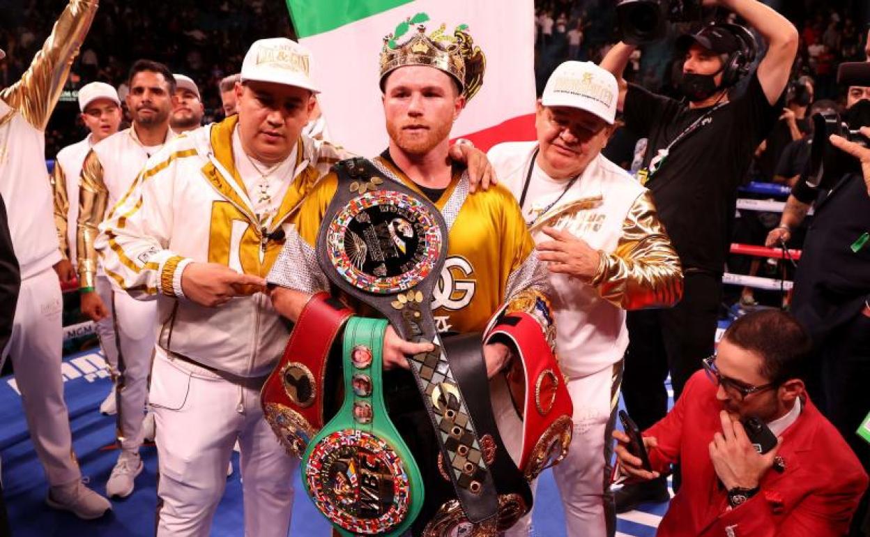 El boxeador Canelo Alvarez posando con sus campeonatos.